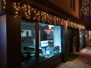 Unser Coworking Space mit Weihnachtsbeleuchtung.